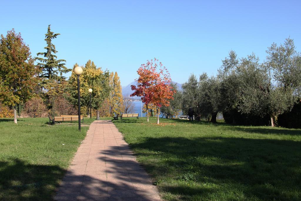 Apartamento Antico Borgo Desenzano del Garda Habitación foto